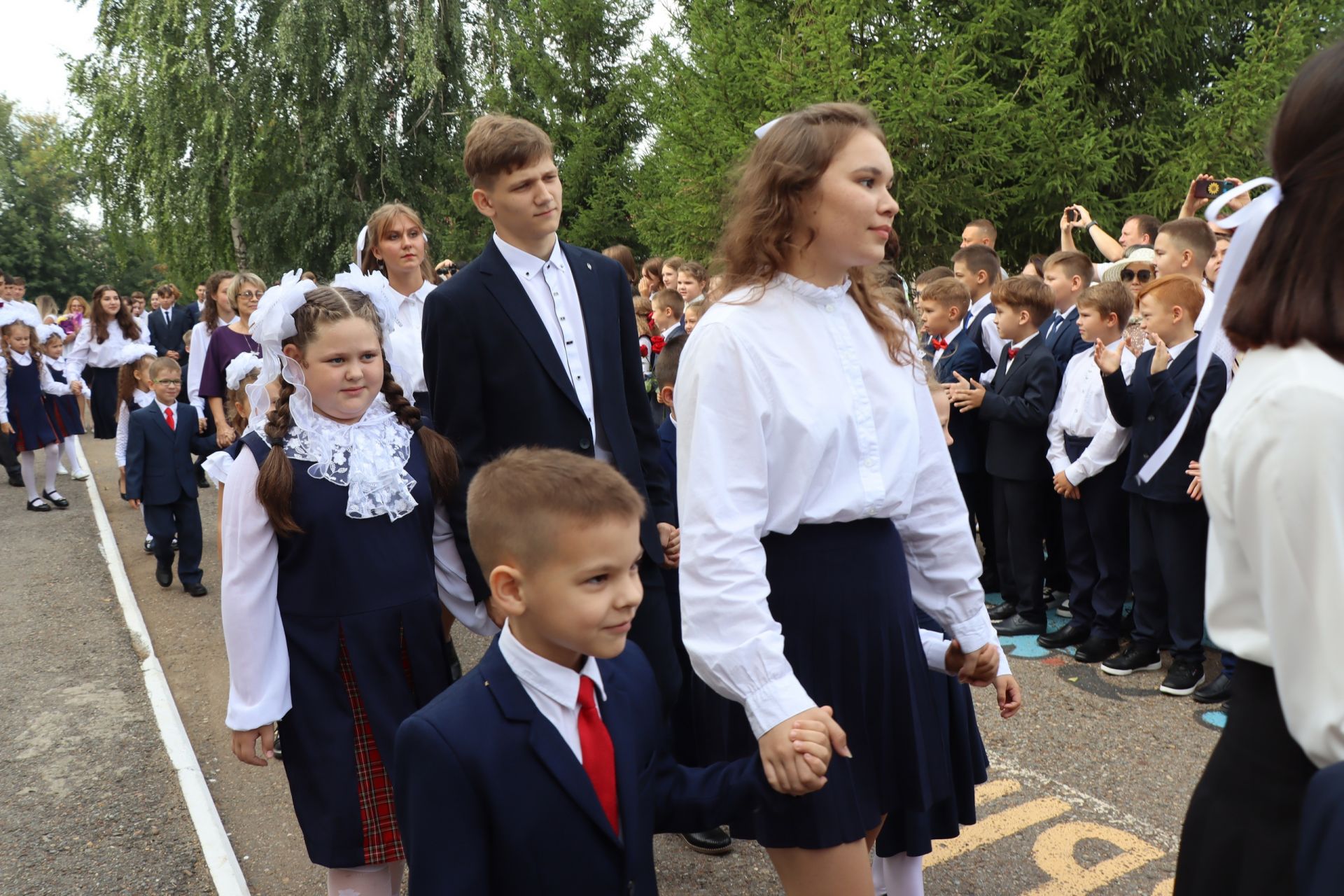 В Менделеевске как и по всей стране прошли школьные линейки