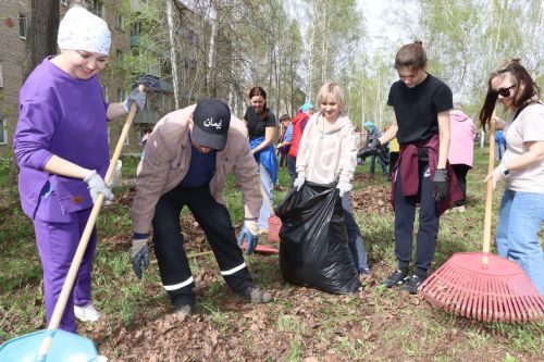 В Менделеевске во время общегородского субботника собрали 155 кубометров мусора