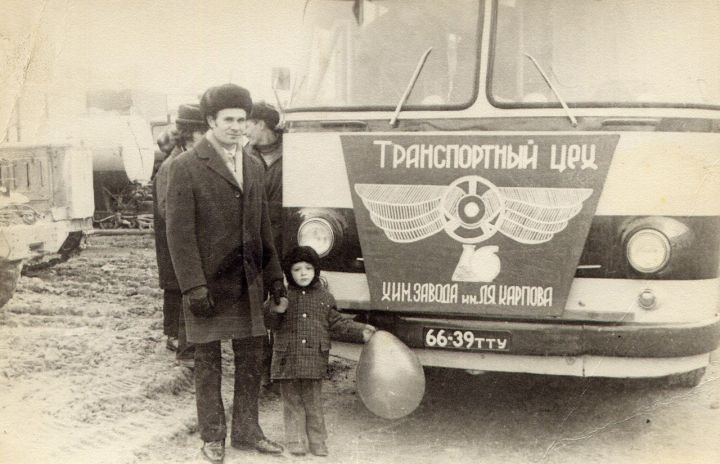 Николай Архипов: "В преддверии Дня пожилых людей меня, ветерана труда химзавода, навещают работники родного производства — цеха сульфитных солей"