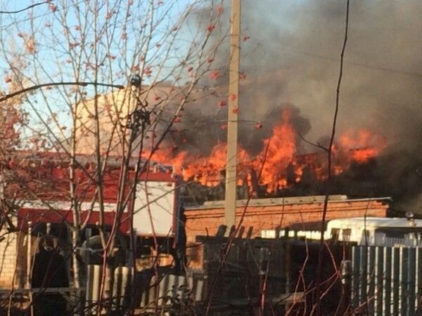 В Менделеевске загорелась кровля в хозяйственных постройках