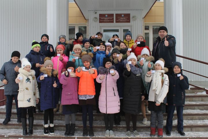 Школьники напомнили менделеевцам о Дне матери