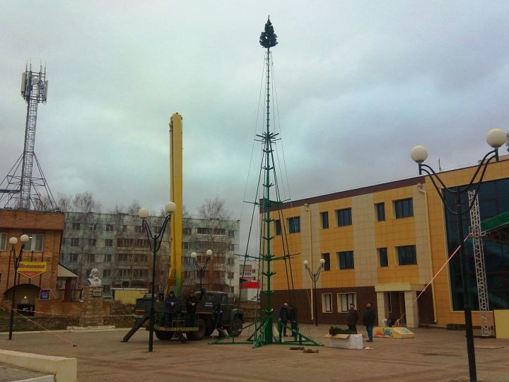 Новогоднее настроение: в Менделеевске начали устанавливать каркас для новогодней ёлки