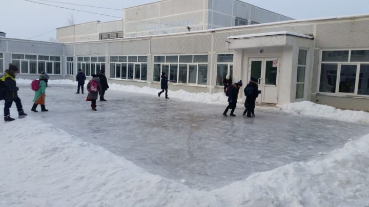 В Менделеевске работают ледовые катки