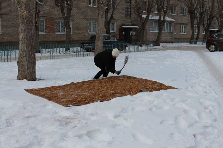 Менделеевцы помогли инвалидам убраться в квартирах