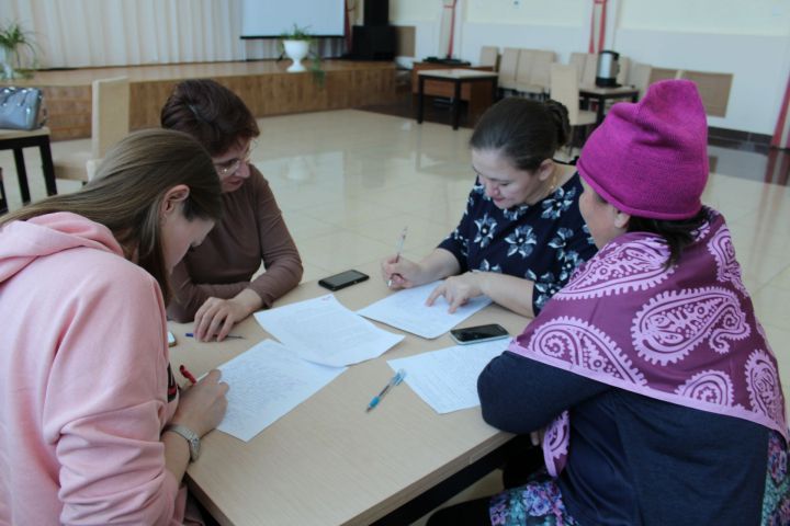 В Менделеевском районе удмурты написали большой удмуртский диктант