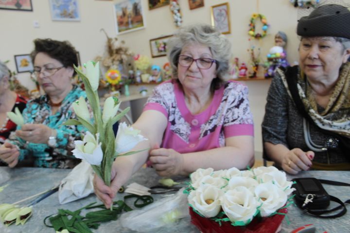 «Талантливые бабушки» Менделеевска о сладких букетах