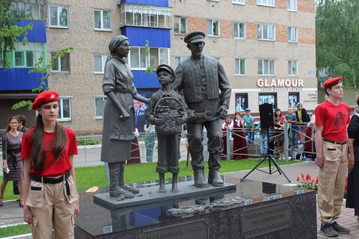 В Менделеевске открыт памятник труженикам тыла, вдовам и детям войны