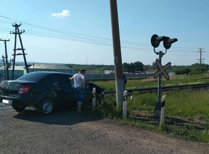 В Тихоново произошло столкновение поезда и автомобиля