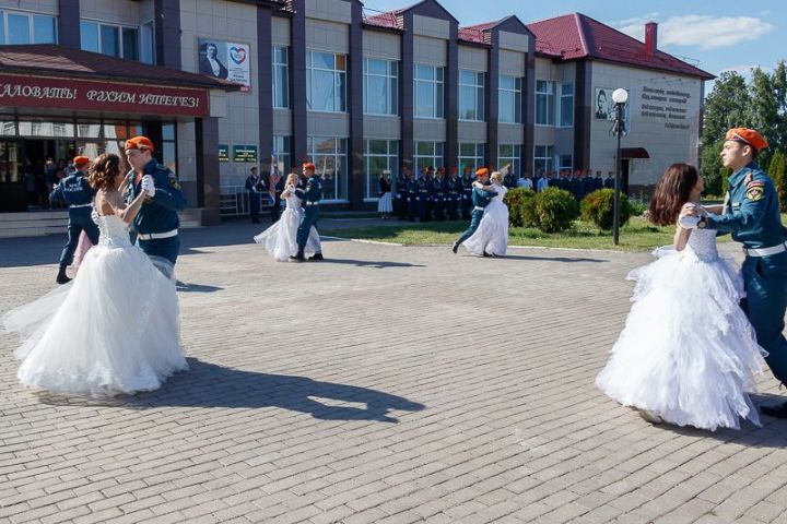 Глава района Валерий Чершинцев  принял участие в выпускном Тетюшского государственного колледжа гражданской защиты