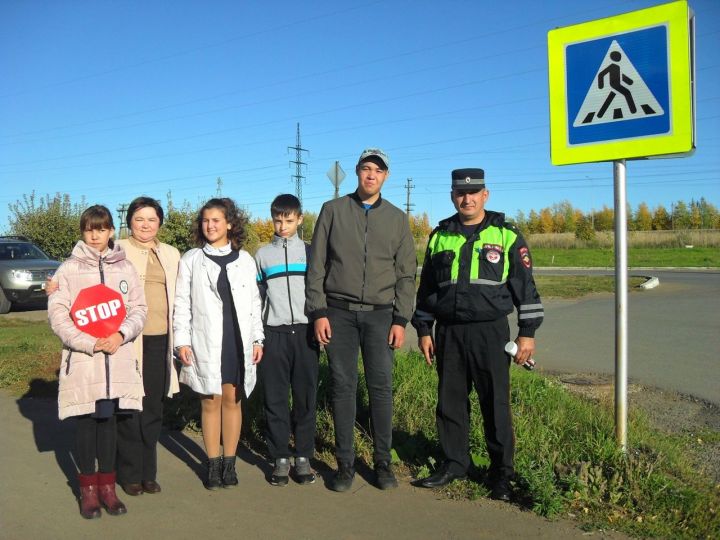 В Менделеевске на нерегулируемом пешеходном переходе прошла акция «Пешеходный переход»