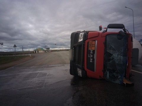 В Татарстане опрокинулась фура с углекислым газом