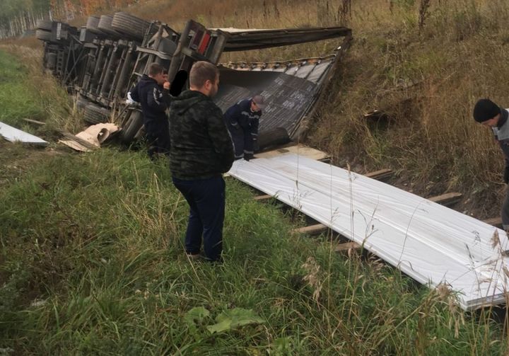 В Татарстане фура вылетела в кювет и перевернулась