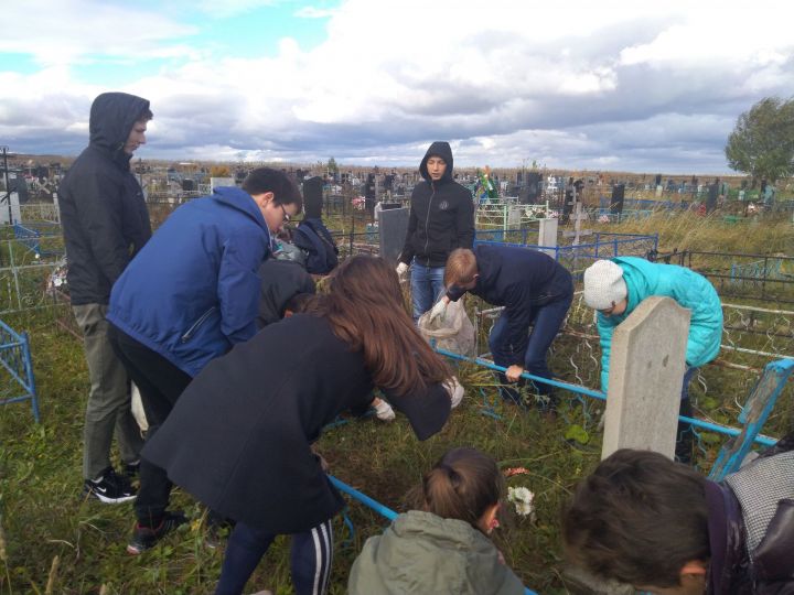 Менделеевцы привели в порядок могилу ветерана педагогического труда Соловьевой Маргариты Федоровны