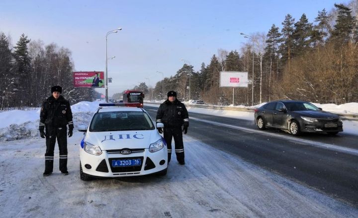 В Татарстане инспекторы ГИБДД помогли женщине, у которой начались схватки, добраться до роддома