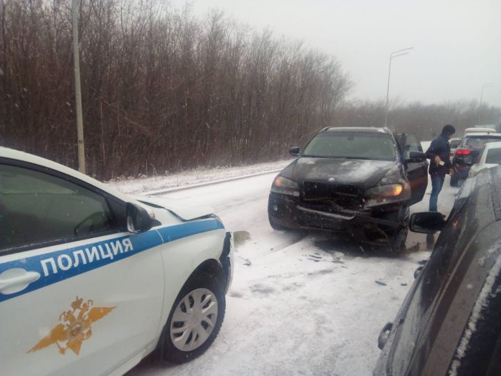 В Менделеевске столкнулись BMW и автомобиль ДПС