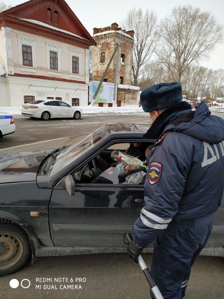 В Менделеевске сотрудники ГИБДД провели акцию «Цветы для автоледи»