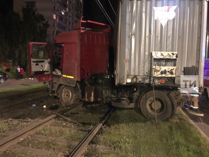 Маршрутка в Набережных Челнах превратилась в груду металла после столкновения с грузовиком