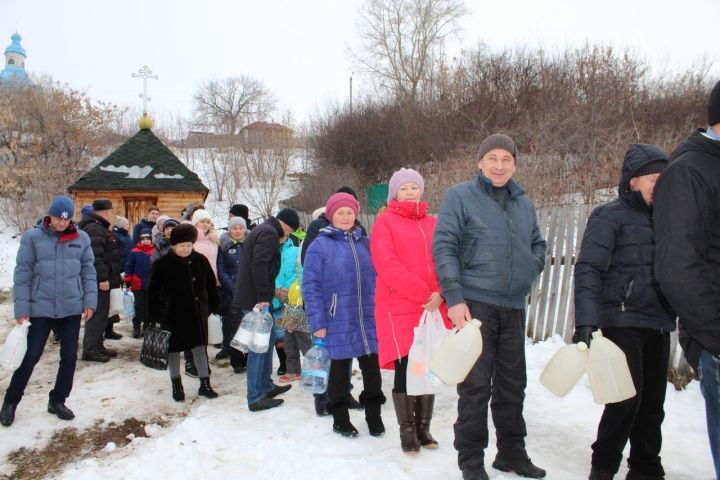 В Менделеевске очереди за святой водой