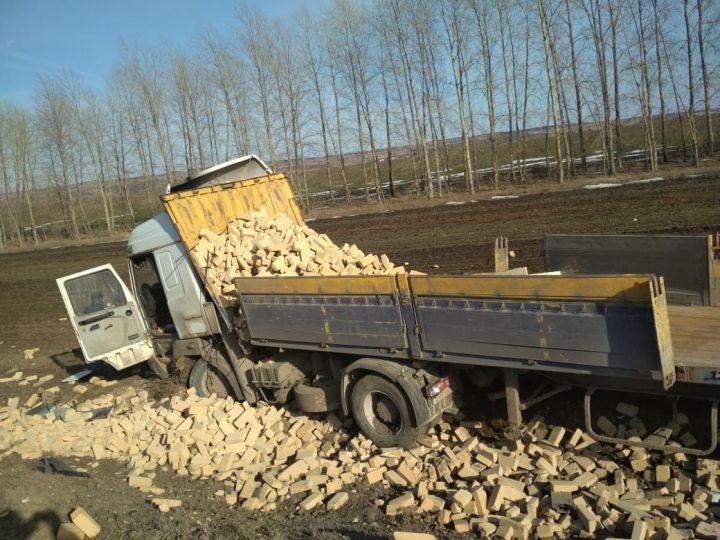 На&nbsp;трассе в&nbsp;Менделеевсском районе водитель МАЗа вылетел в&nbsp;кювет