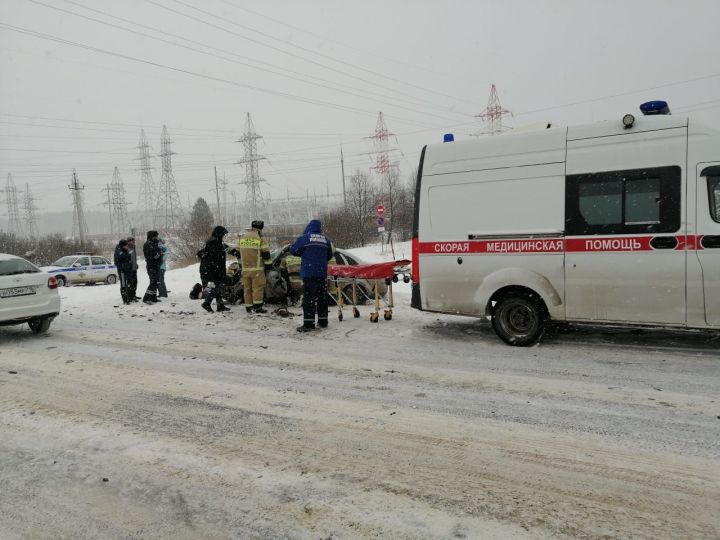 В Менделеевском районе три человека пострадали в лобовом столкновении двух легковушек