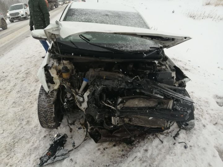 В Менделеевском районе три человека пострадали в лобовом столкновении двух легковушек