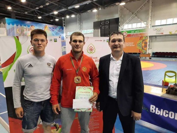 Роман Волков стал первым на Чемпионате РТ по борьбе на поясах