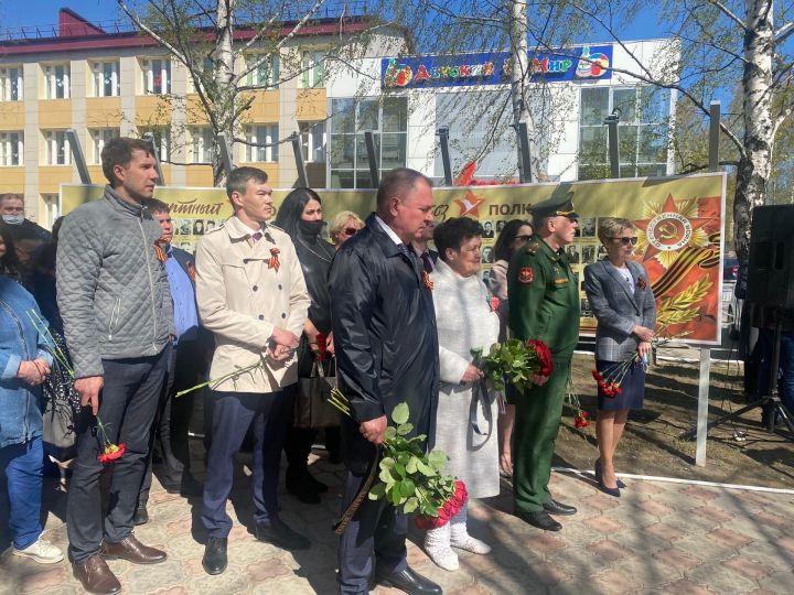 В Менделеевске установили ещё один стенд «Бессмертного полка»