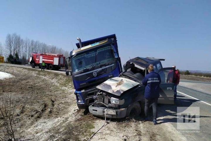 Пассажир внедорожника умер в ДТП с самосвалом