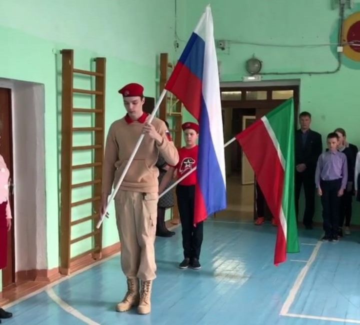 В школах Менделеевского района заложили традицию поднимать государственные флаги РФ и РТ