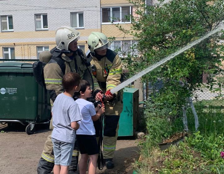 Менделеевские школьники примерили на себя роль пожарных