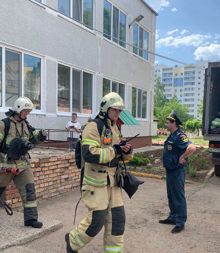 Менделеевские школьники примерили на себя роль пожарных