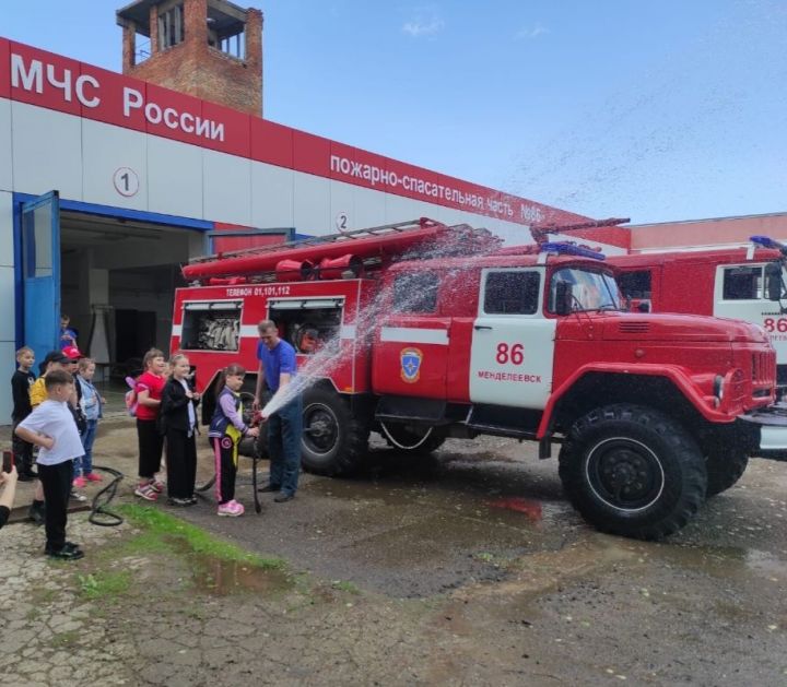 Менделеевские школьники примерили на себя роль пожарных