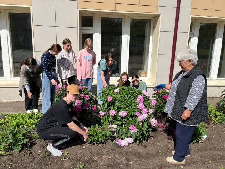 Менделеевские школьники совмещают труд и отдых