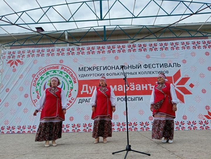 Ансамбль удмуртской песни «Купанча» Менделеевска принял участие в межрегиональном фестивале удмуртских фольклорных коллективов