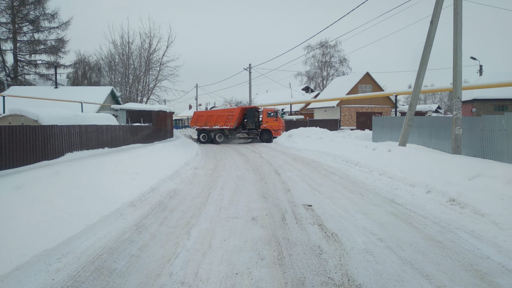 В Менделеевске активно очищают дворы и проезжие части от снега