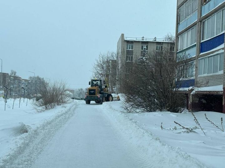 В Менделеевске продолжается расчистка дорог и тротуаров