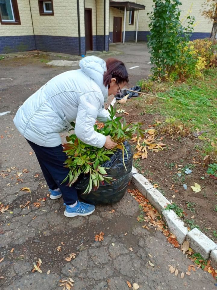 В Менделеевске продолжаются массовые субботники