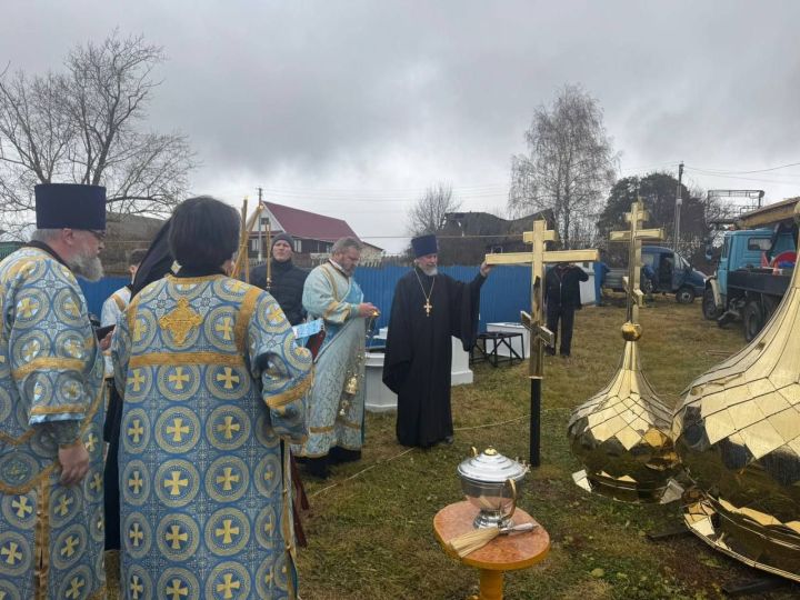 В Монашевской церкви освятили новые купола