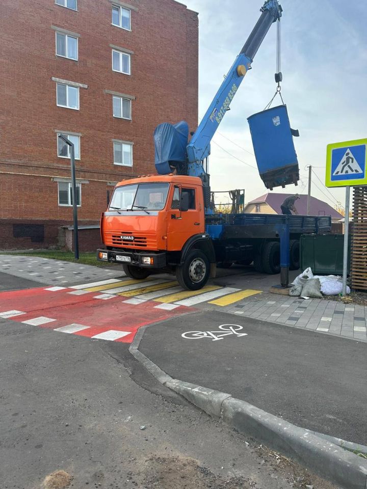 В Менделеевске начали демонтировать контейнерные площадки для раздельного сбора мусора