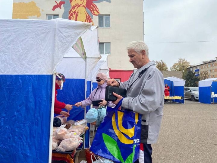 На площади РДК «Юность» проходит очередная сельхозярмарка