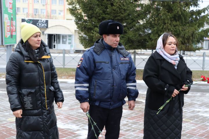 Они могли бы жить: акция памяти жертв ДТП прошла в Менделеевске