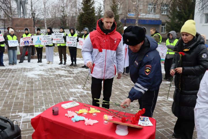 Они могли бы жить: акция памяти жертв ДТП прошла в Менделеевске