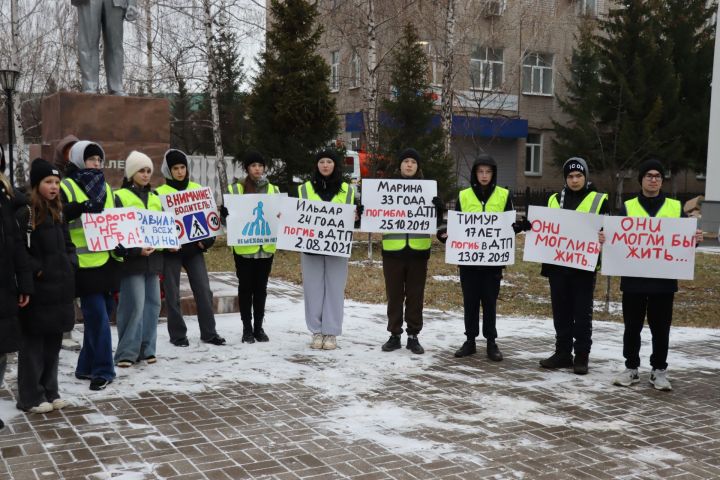 Они могли бы жить: акция памяти жертв ДТП прошла в Менделеевске