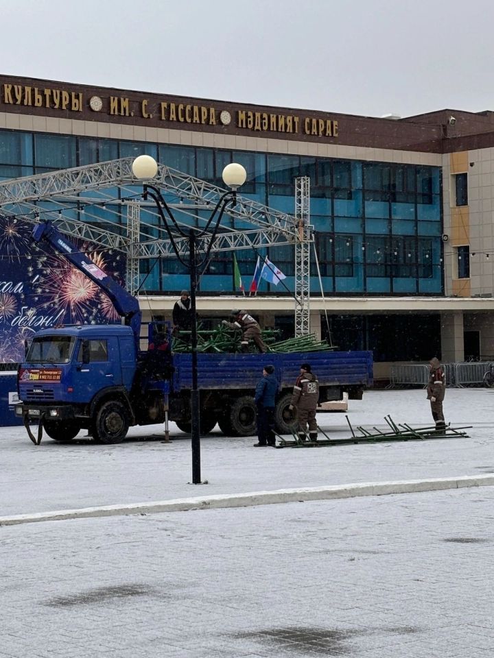 Праздник к нам приходит: В Менделеевске начинают устанавливать главную ёлку