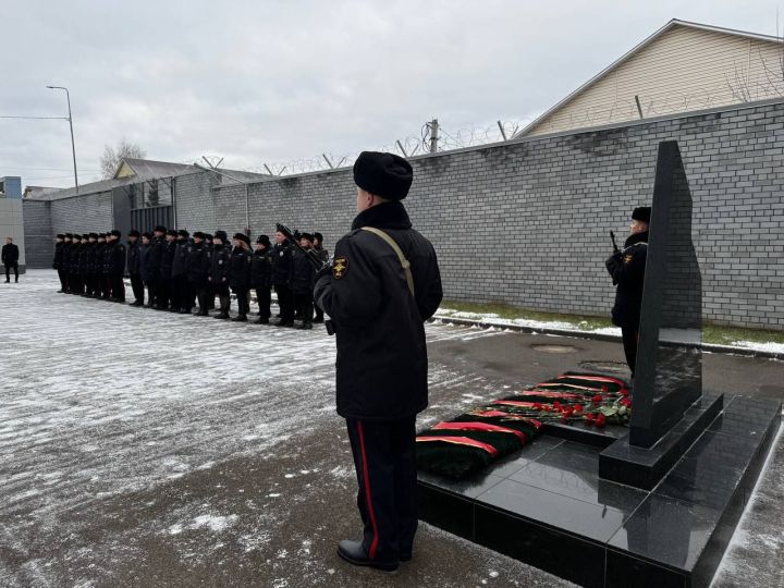 В Менделеевске почтили память погибших на службе сотрудников МВД