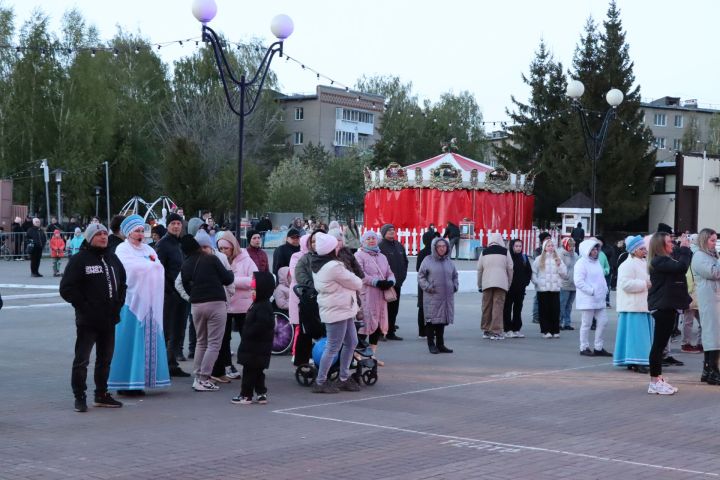 Творческие коллективы и солисты Менделеевска представили праздничный концерт в честь Дня Победы