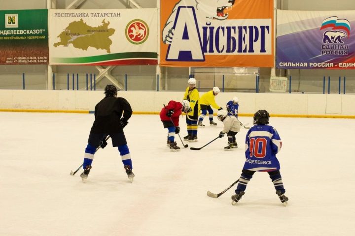 В Менделеевске прошел товарищеский матч по хоккею между спортсменами и их папами