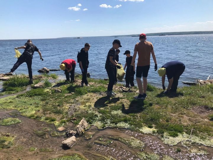 На берег Камы в Менделеевске «высадился» экодесант