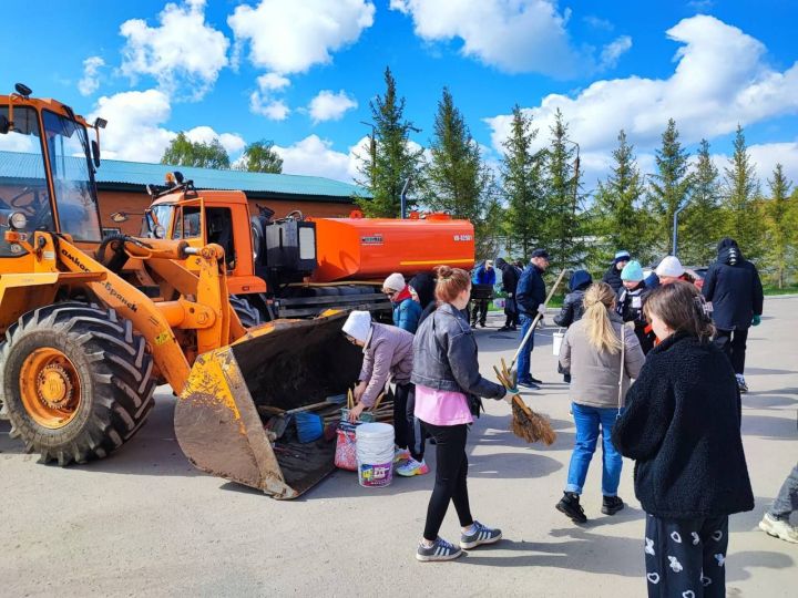 Чистота начинается с каждого из нас: общегородские субботники продолжаются в Менделеевске