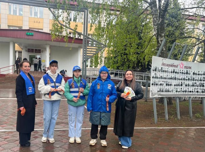 Юные инспекторы дорожного движения раздали в Менделеевске георгиевские ленточки